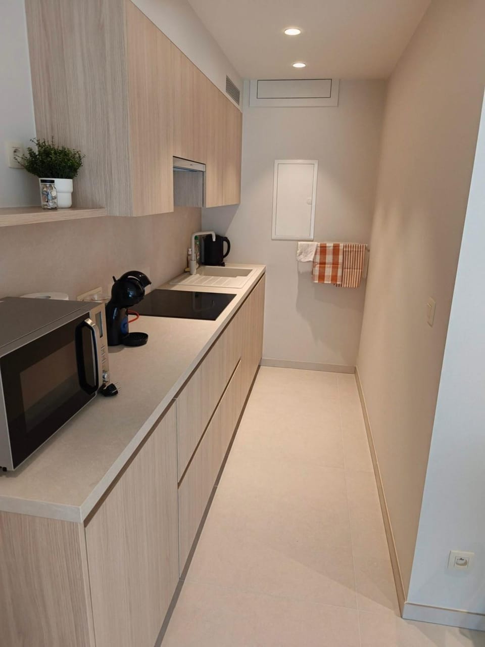 Coffee/tea facilities, Kitchen or kitchenette, stove, toaster