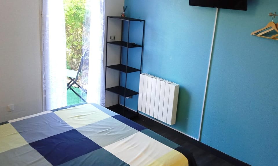 Bed, TV and multimedia, Balcony/Terrace, Photo of the whole room, Bedroom