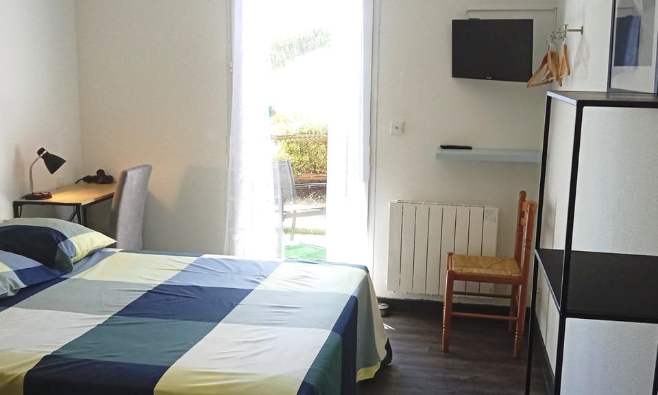 Bed, TV and multimedia, Photo of the whole room, Bedroom, furniture