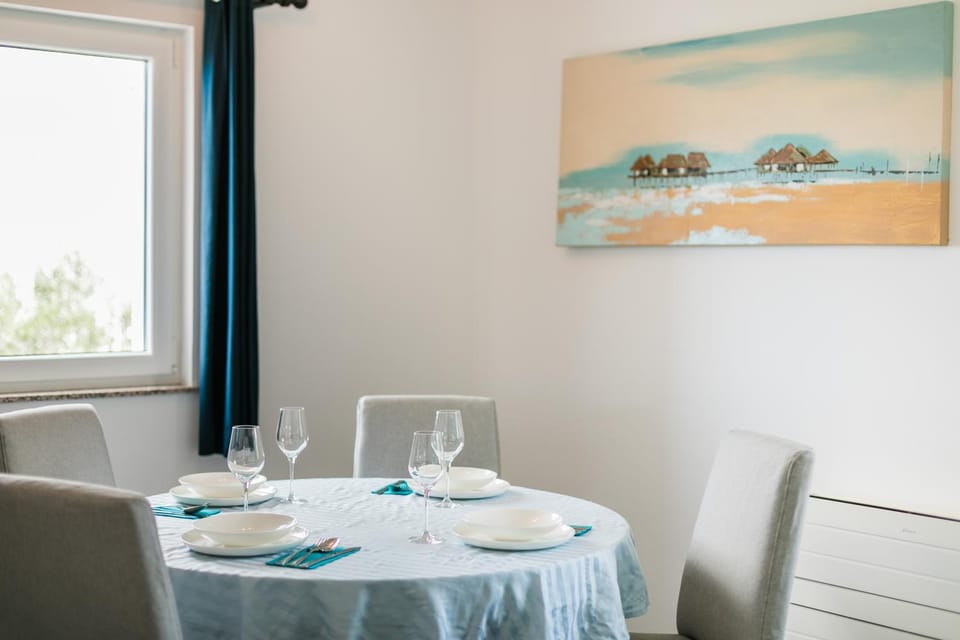 Decorative detail, Seating area, Dining area