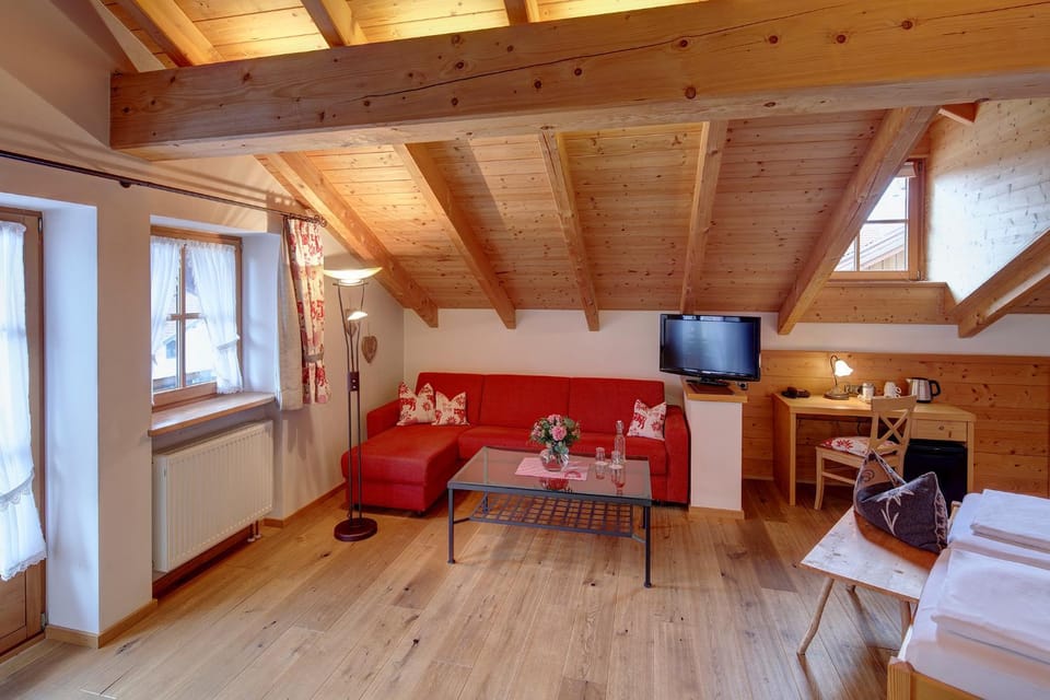 TV and multimedia, Living room, Seating area, Bedroom