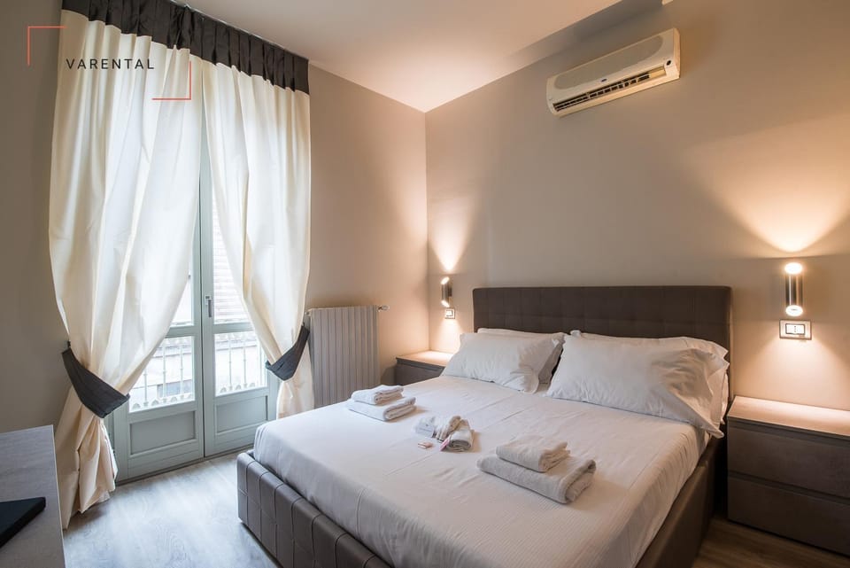 Bed, Photo of the whole room, towels, air conditioner