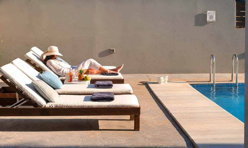 People, Seating area, Pool view, Swimming pool, group of guests, sunbed