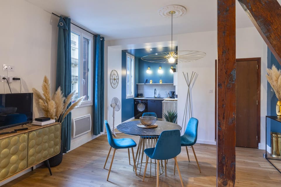 Kitchen or kitchenette, Living room, Seating area, Dining area