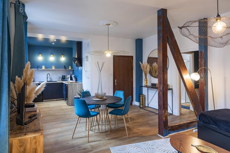 Kitchen or kitchenette, Seating area, Dining area