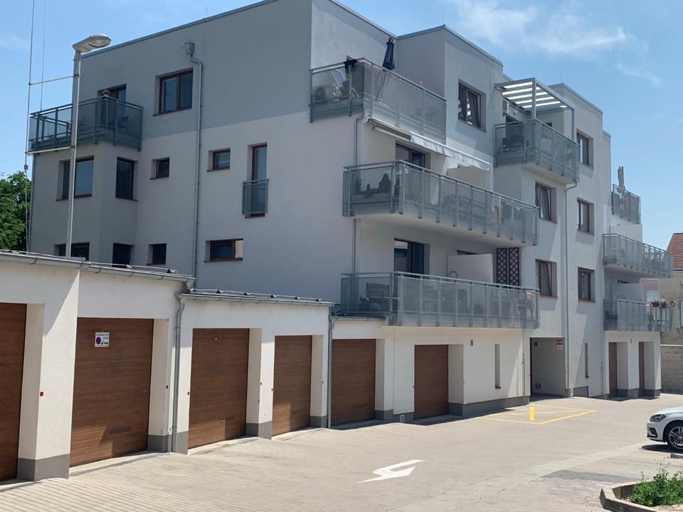 Property building, Neighbourhood, Parking