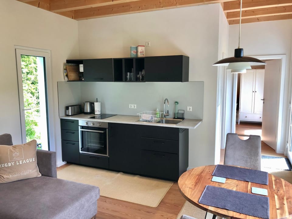 Coffee/tea facilities, Kitchen or kitchenette, Seating area, Dining area, oven, stove