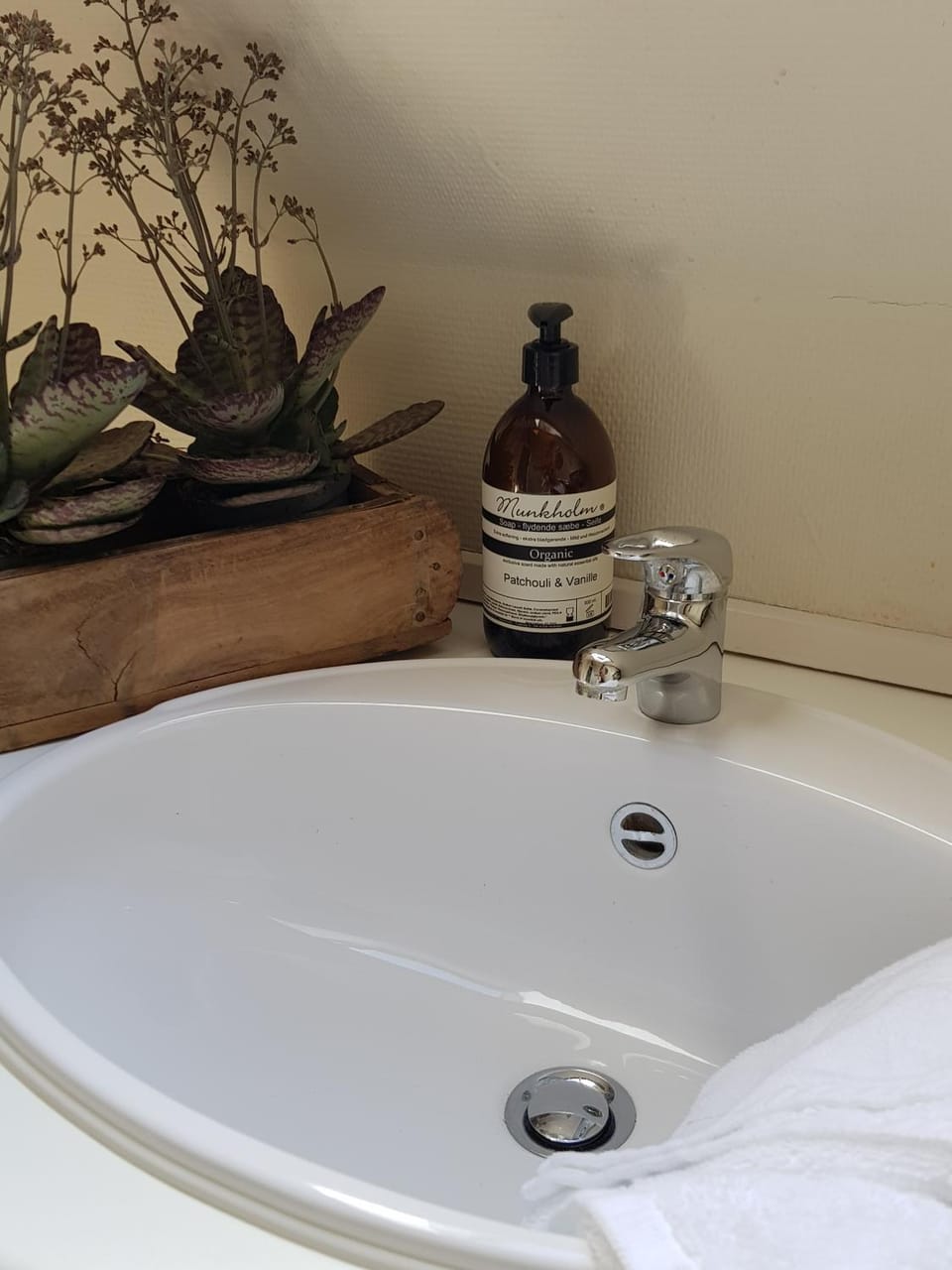 Toilet, Bathroom, towels