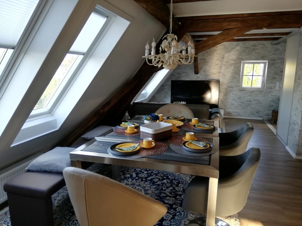TV and multimedia, Living room, Seating area, Dining area, Food