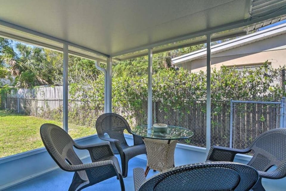 Rita's Cottage by the Beach - Steps to Ocean! House in Indian Rocks Beach
