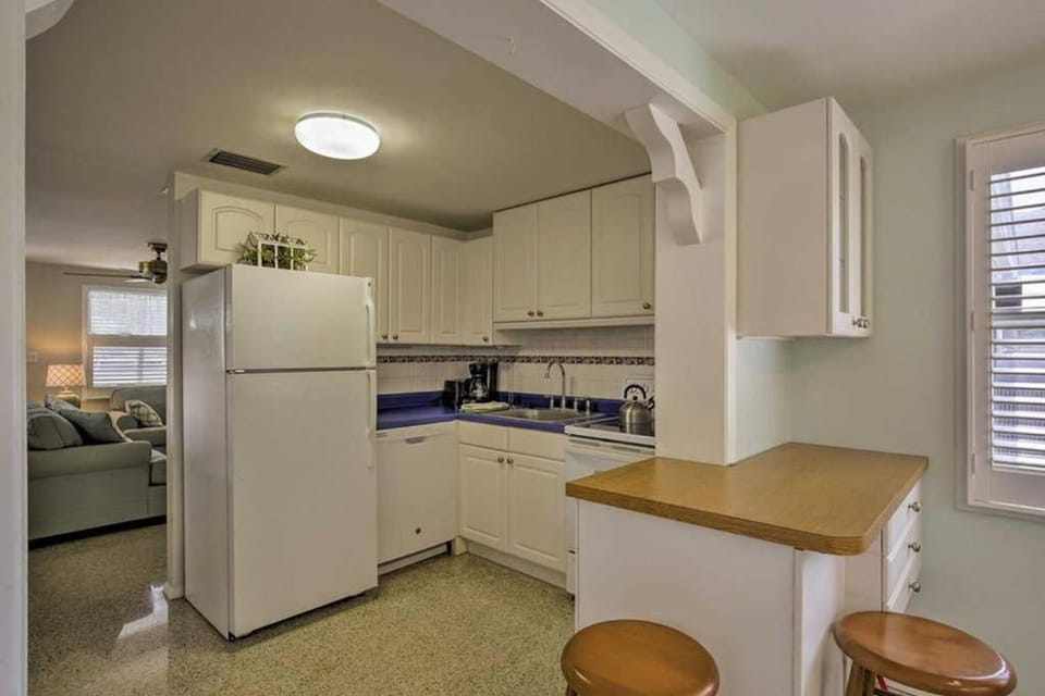 Rita's Cottage by the Beach - Steps to Ocean! House in Indian Rocks Beach