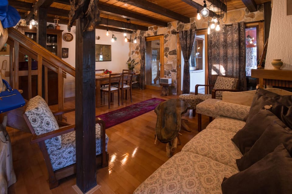 TV and multimedia, Living room, Seating area, Dining area