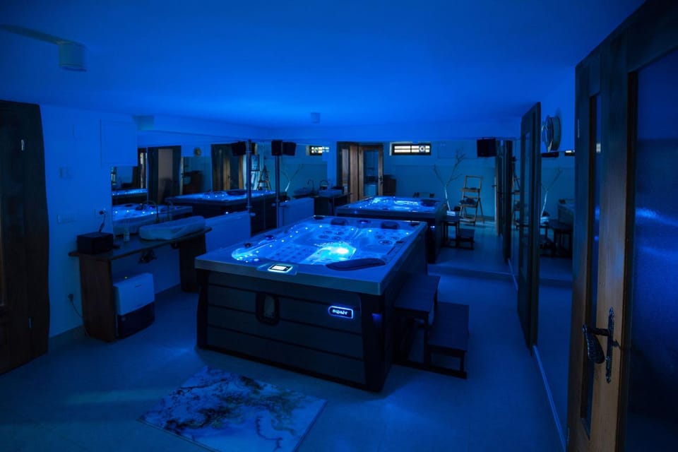 Hot Tub, Massage, Spa and wellness centre/facilities