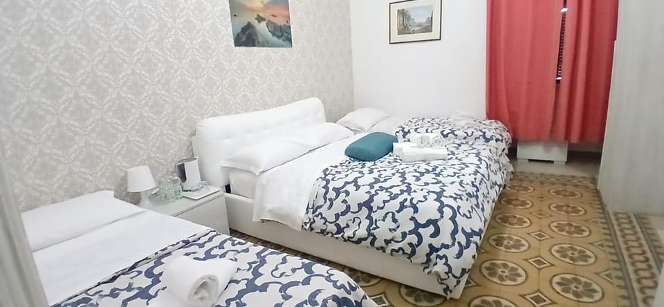 Bed, Photo of the whole room, Bedroom, Street view, towels