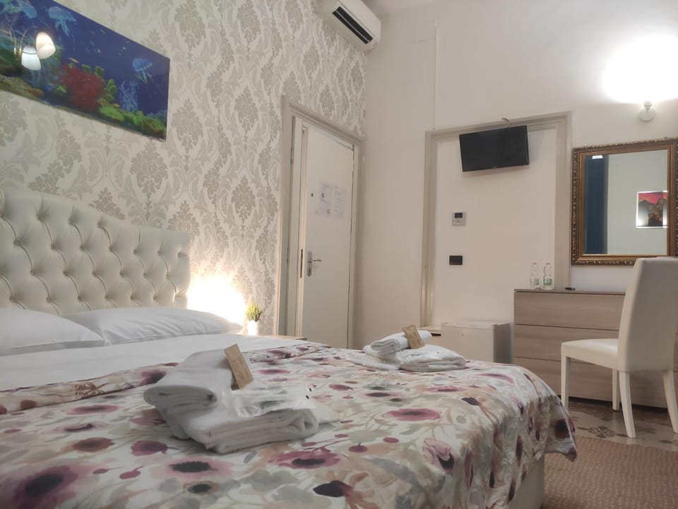 Bed, Photo of the whole room, towels, air conditioner