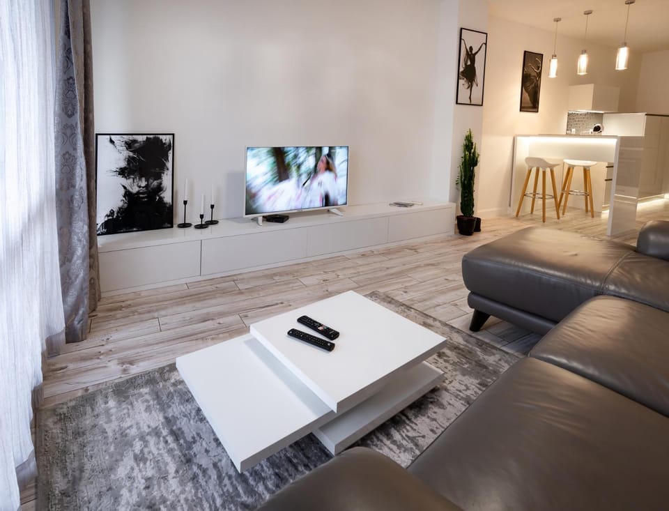 Communal lounge/ TV room, TV and multimedia, Seating area