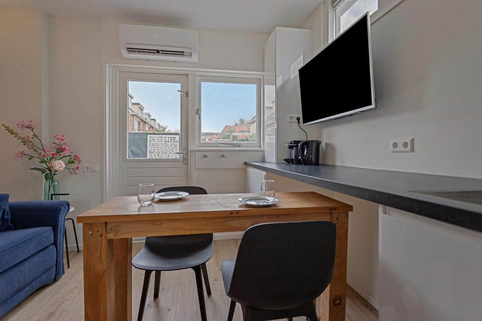 Coffee/tea facilities, Kitchen or kitchenette, Dining area