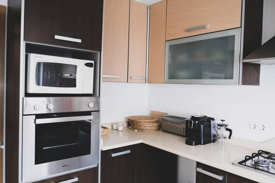 Coffee/tea facilities, Kitchen or kitchenette, oven, stove