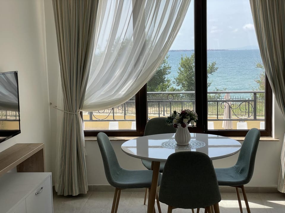 Communal lounge/ TV room, View (from property/room), Sea view