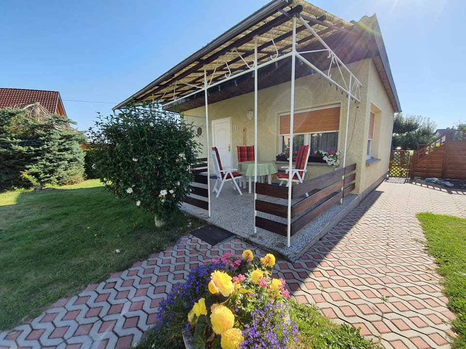 Property building, Garden, Balcony/Terrace, Garden view