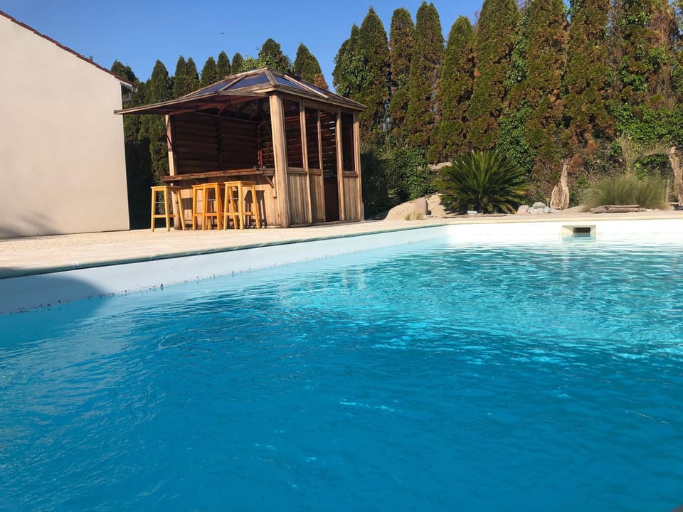 Piscine et jacuzzi à 2km de la plage de St Georges de didonne House in Nouvelle-Aquitaine