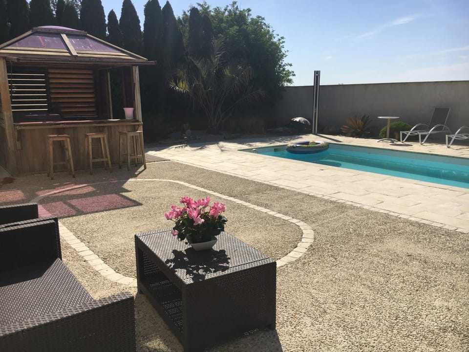 Piscine et jacuzzi à 2km de la plage de St Georges de didonne House in Nouvelle-Aquitaine