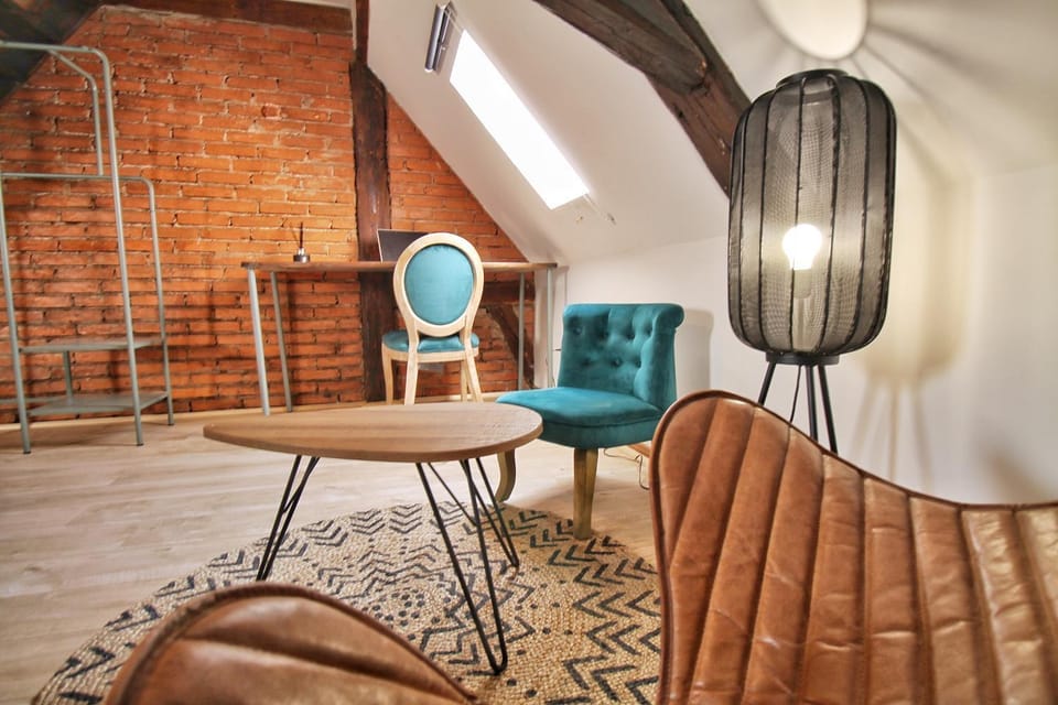 Photo of the whole room, Seating area
