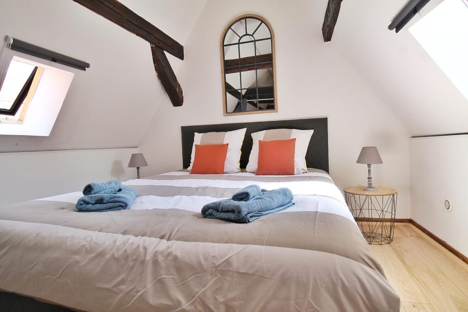 Bed, Photo of the whole room, Bedroom, towels
