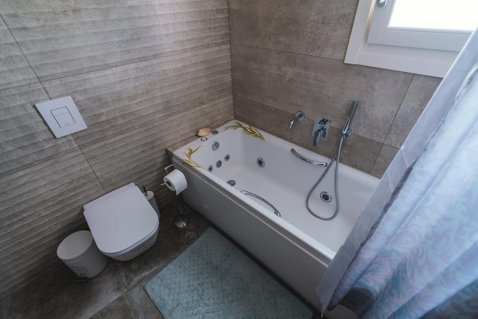 Shower, Toilet, Bathroom, Bath