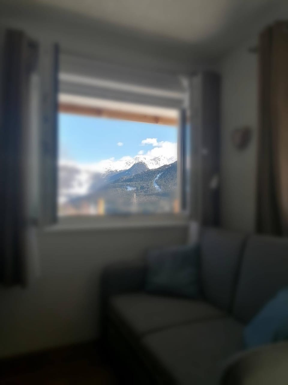 View (from property/room), Living room, Mountain view