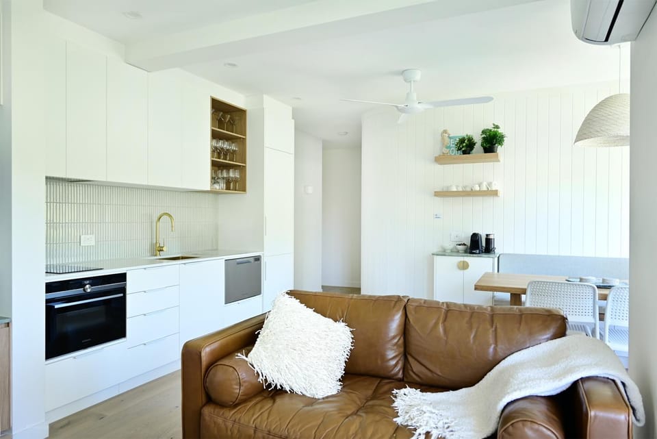 Kitchen or kitchenette, Living room, Seating area, Dining area
