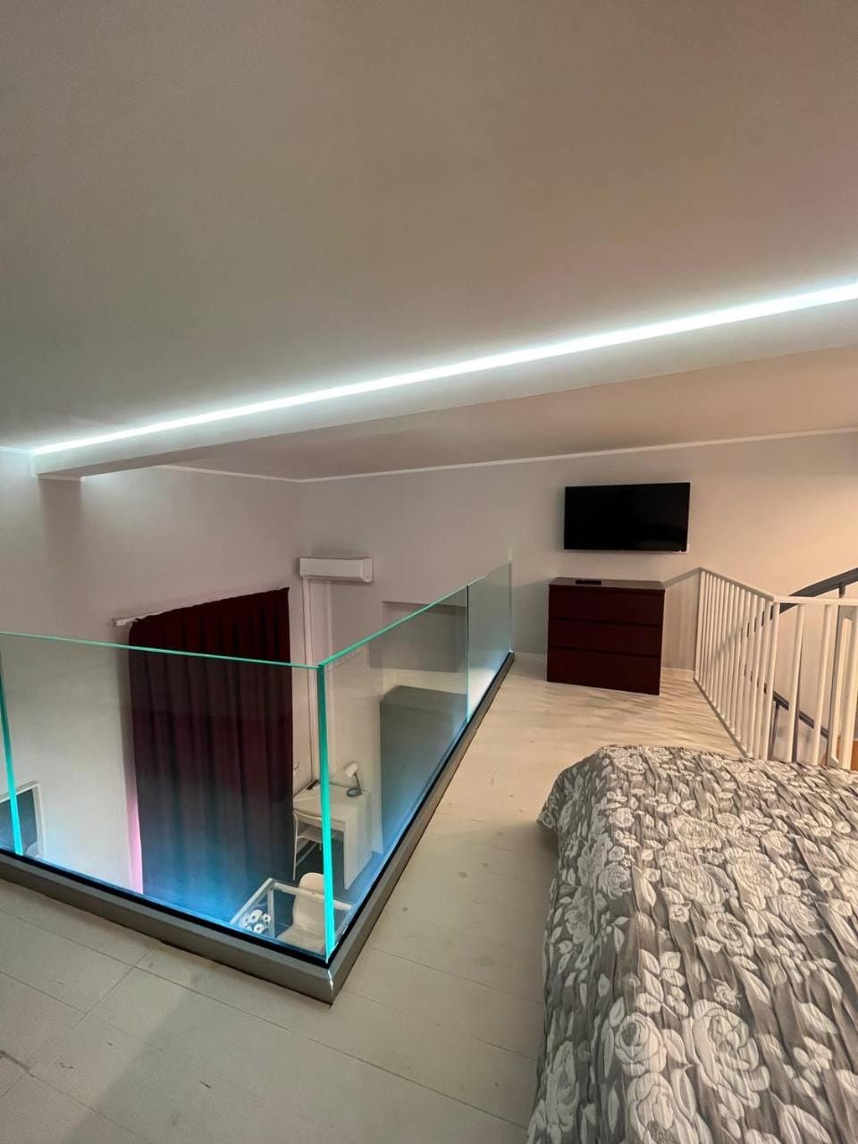 Bed, TV and multimedia, Photo of the whole room, Bedroom, furniture, heating, internet, air conditioner