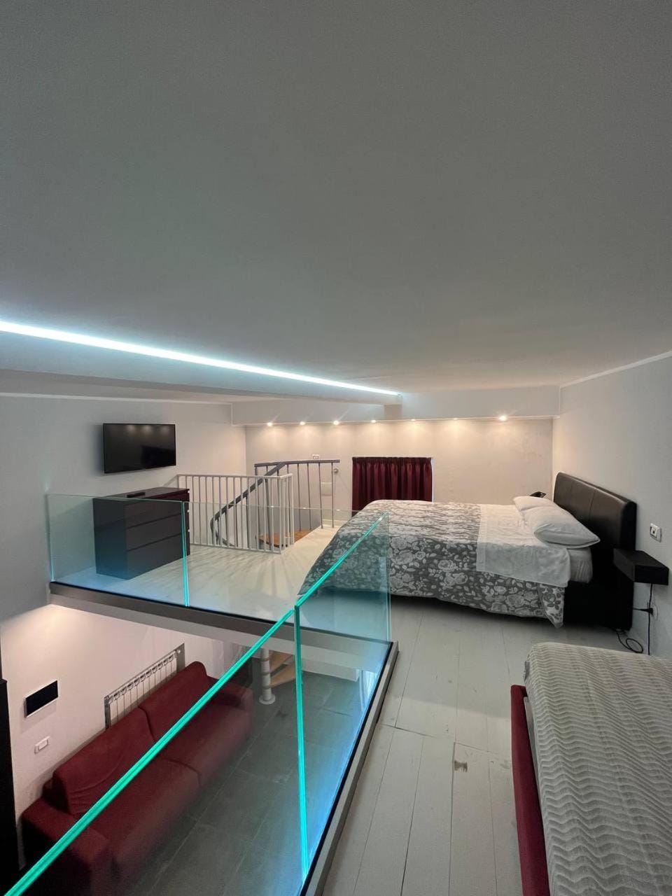 Bed, TV and multimedia, Photo of the whole room, Bedroom, furniture, heating, internet, air conditioner