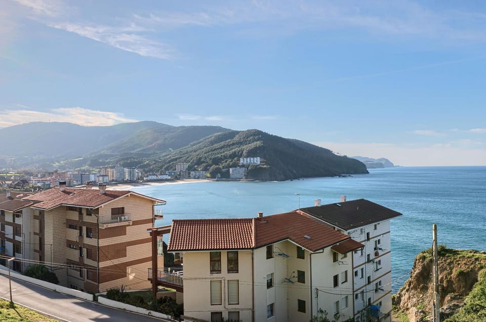 Vistas 180º, al mar, puesta de sol, Free Wifi-parking Apartment in Bakio