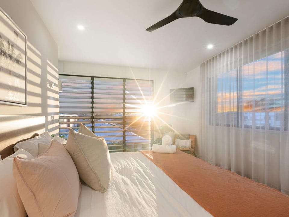 Bed, TV and multimedia, Photo of the whole room, Seating area, Bedroom