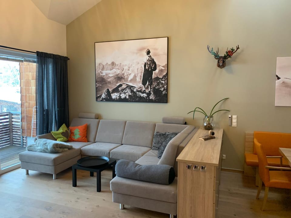 Communal lounge/ TV room, TV and multimedia, Living room, Dining area