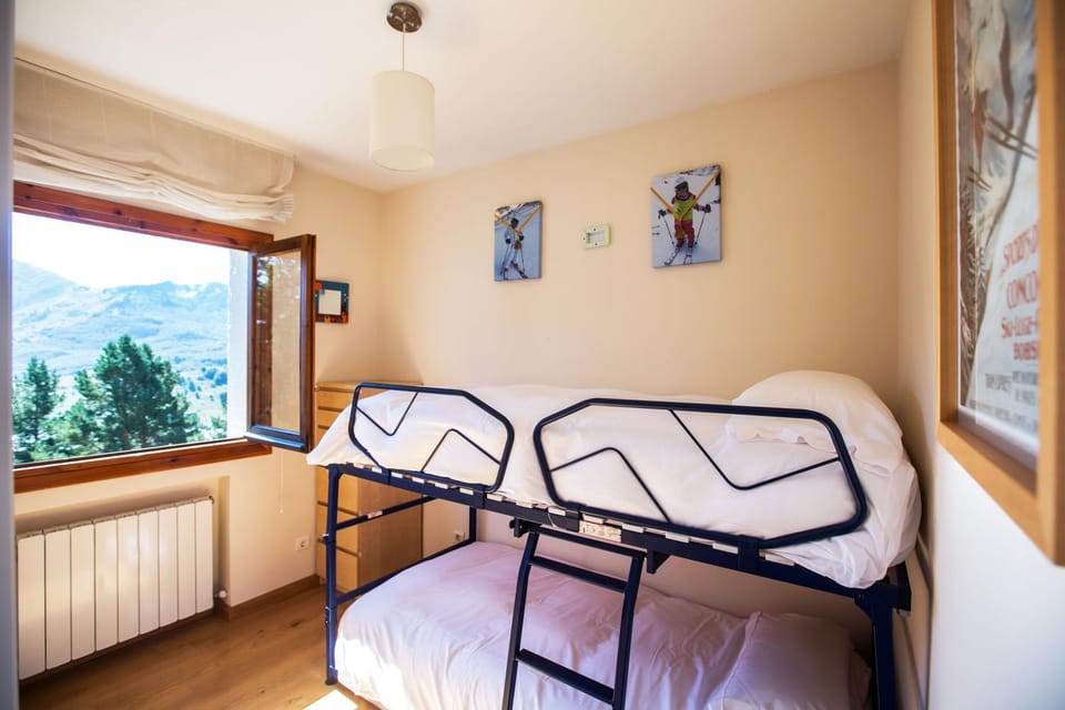Bedroom, bunk bed