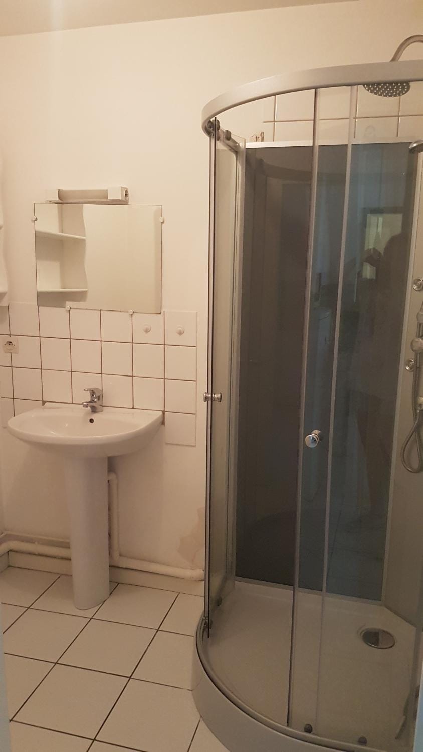 appart simple entier 3 chambres avec cour pour 2 a 7 personnes à château-gontier Apartment in Pays de la Loire
