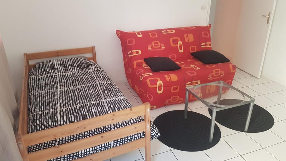 appart simple entier 3 chambres avec cour pour 2 a 7 personnes à château-gontier Apartment in Pays de la Loire