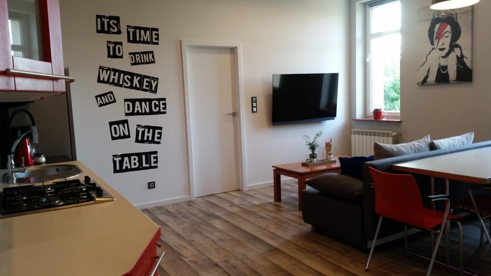 Communal lounge/ TV room, TV and multimedia, Coffee/tea facilities, Kitchen or kitchenette, Living room, Seating area, Dining area, Communal kitchen