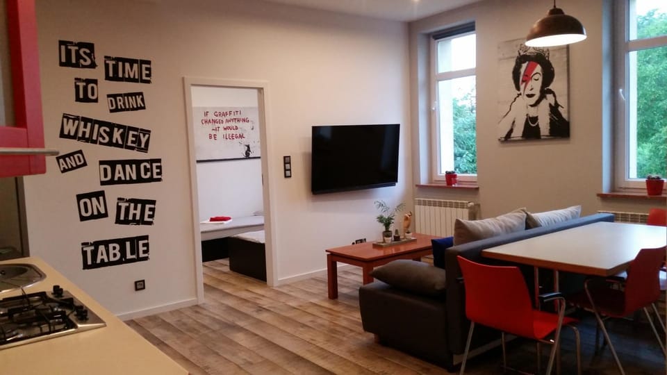 Communal lounge/ TV room, TV and multimedia, Coffee/tea facilities, Kitchen or kitchenette, Living room, Seating area, Dining area, Communal kitchen