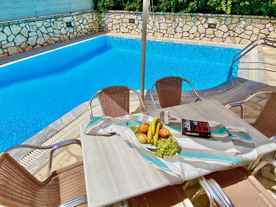 Dining area, Swimming pool