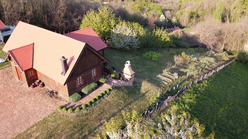 Bird's eye view, Area and facilities