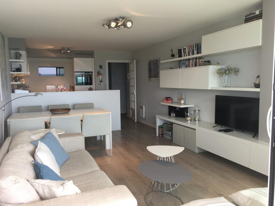 TV and multimedia, Kitchen or kitchenette, Living room, Dining area