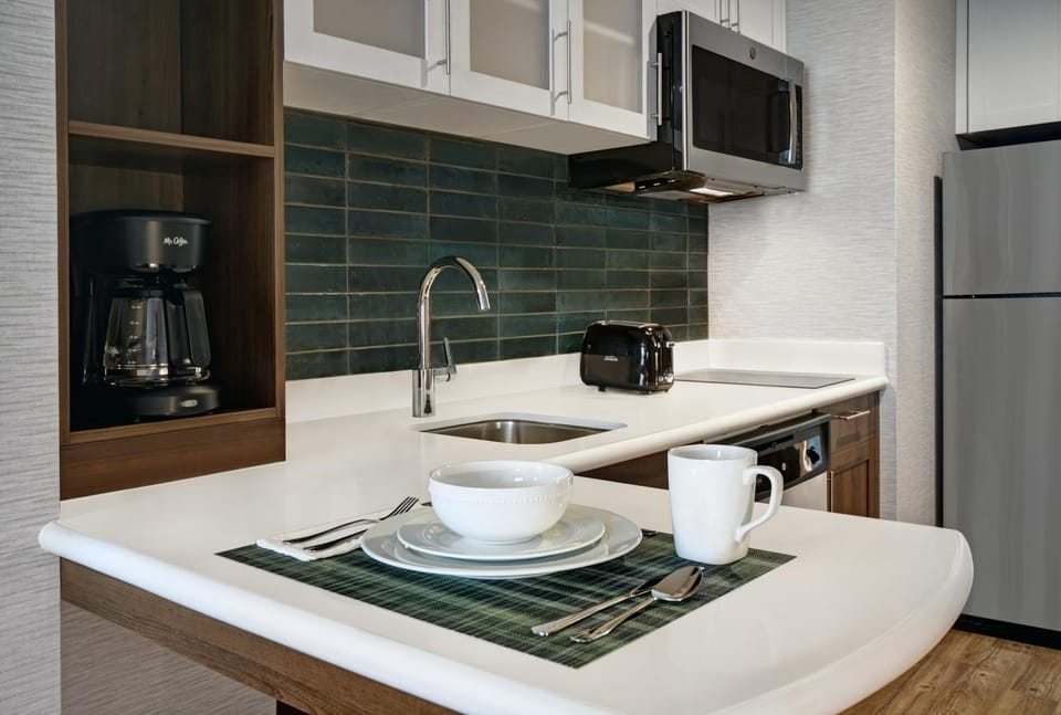 Coffee/tea facilities, Kitchen or kitchenette, Photo of the whole room, dishwasher, stove, toaster