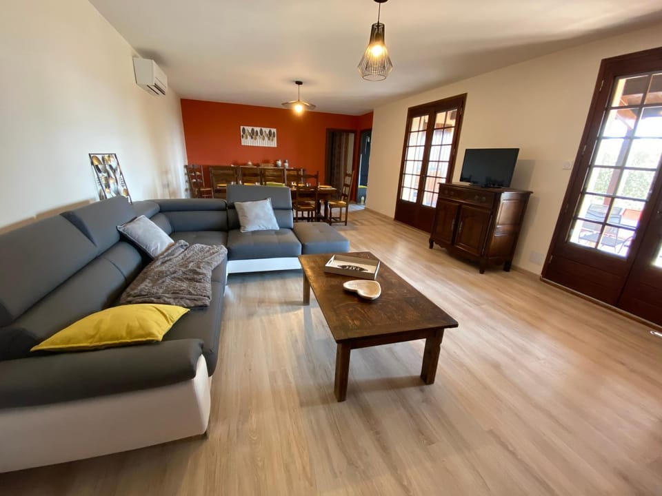 TV and multimedia, Seating area