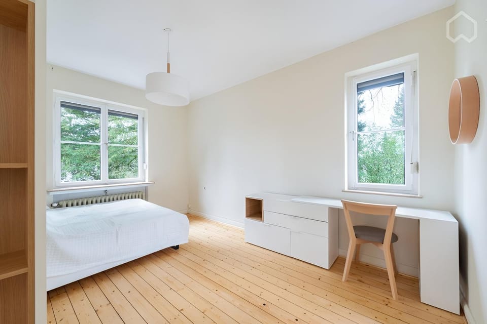 Photo of the whole room, Bedroom