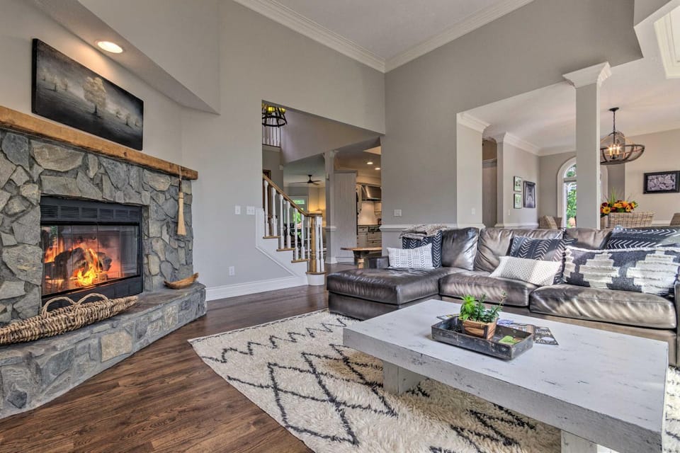 Spacious Elk Mountain Sanctuary w/ Deck & Views! House in Asheville