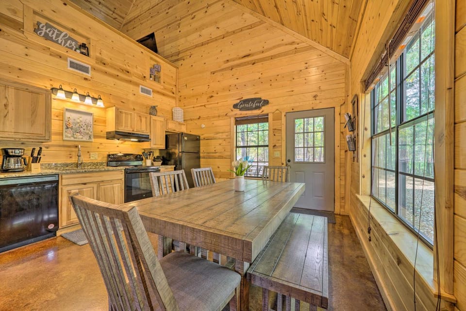 4 Mi to Beavers Bend Cabin with Hot Tub and Games Cabin in Broken Bow