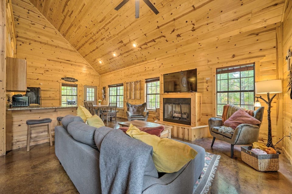 4 Mi to Beavers Bend Cabin with Hot Tub and Games Cabin in Broken Bow